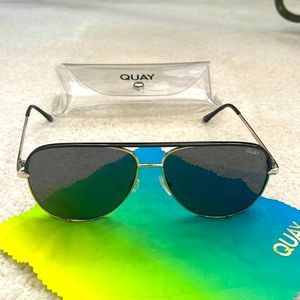 Quay women sunglasses comes with clear case